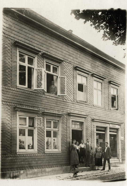 Rätselfoto 003 - Über dem Schaufenster steht "Kolonialwaren W. Bender"